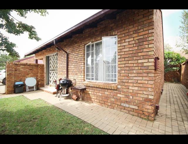 2 BEDROOM TOWNHOUSE FOR SALE IN ROOIHUISKRAAL NORTH